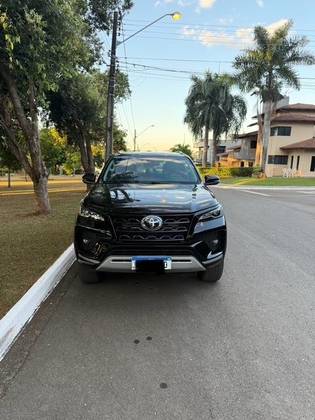 TOYOTA HILUX SW4 2.8 D-4D TURBO DIESEL SRX 4X4 AUTOMÁTICO